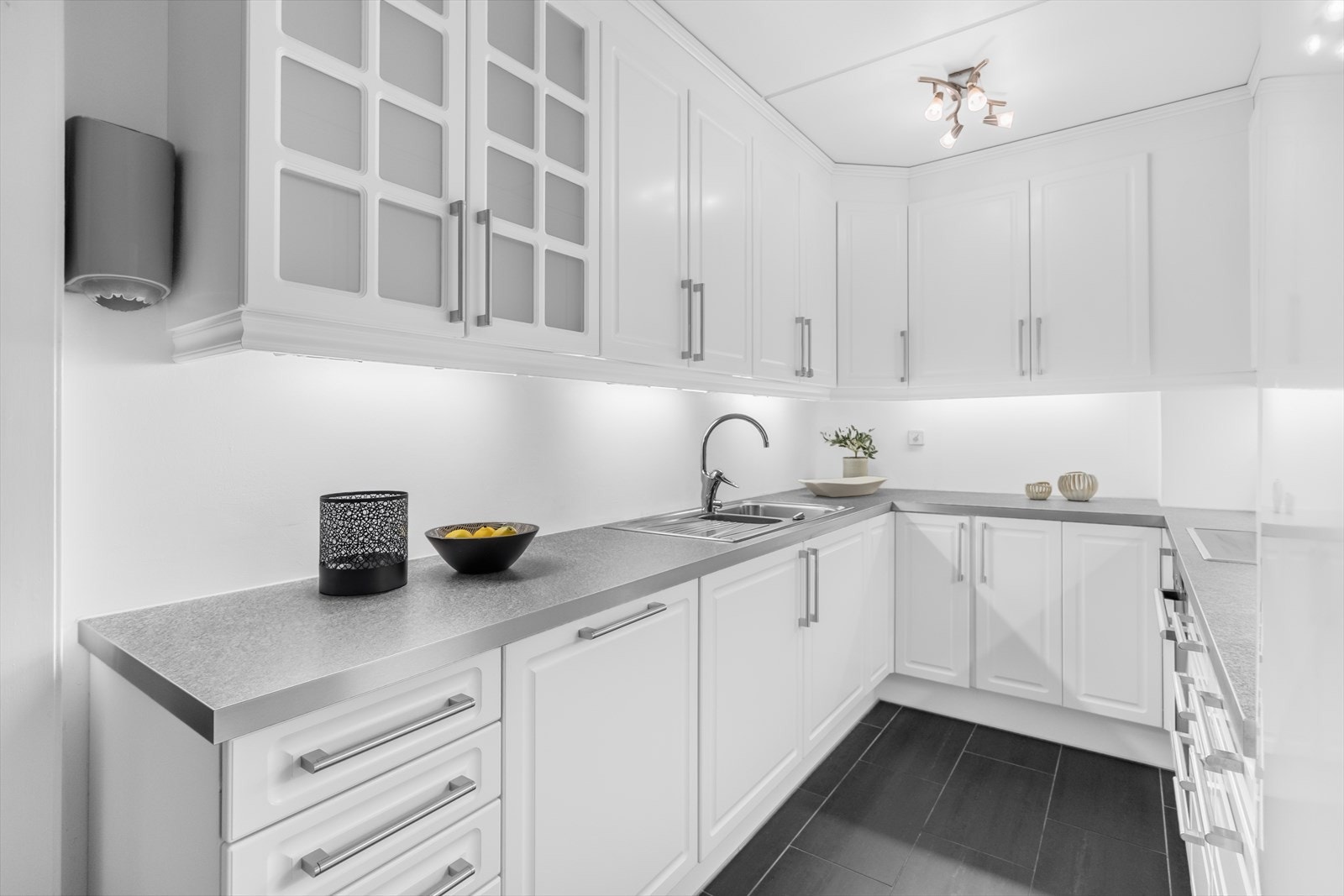 Tidløs innredning fra 2010 i lys utførelse, med profilerte fronter. Galleribilde