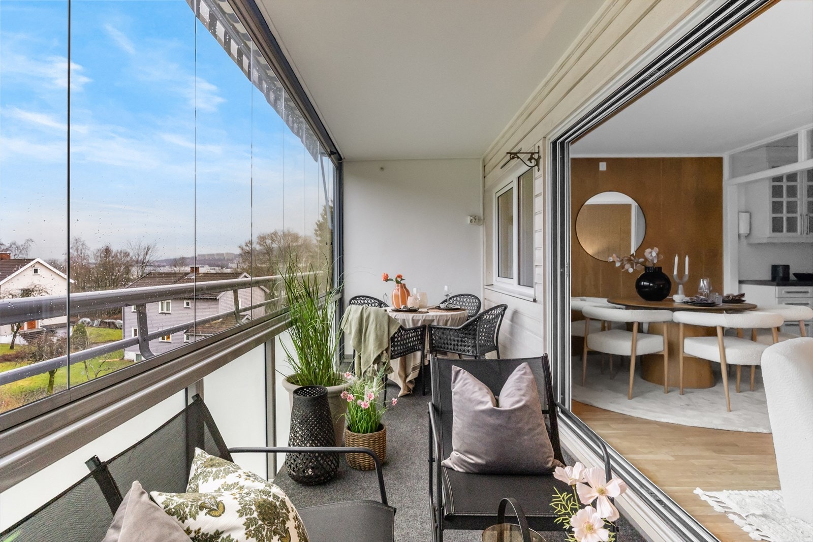 Innglasset balkong med skyvbart glassfelt gir en fleksibel bruk av uterommet. Galleribilde