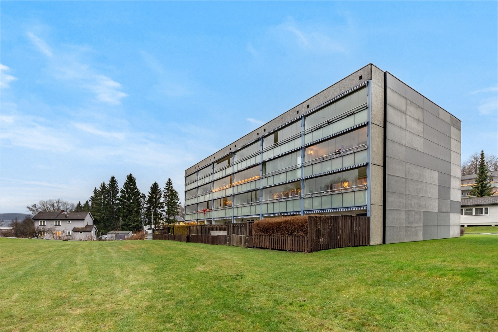 Borettslagets tomt er pent opparbeidet med plen, trær, diverse beplantning, sittebenker, lekeplass og asfalterte internveier. Galleribilde