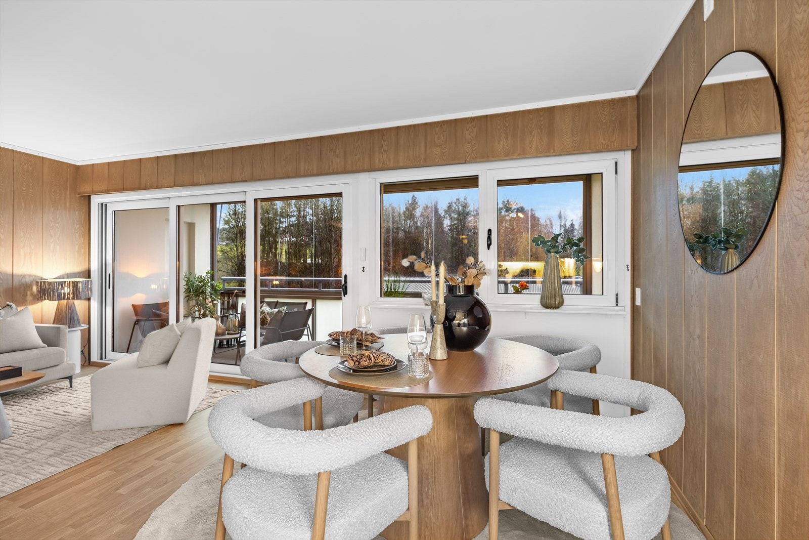 Utgang til innglasset balkong fra stuen gir en sømløs overgang til uteområdet. Galleribilde