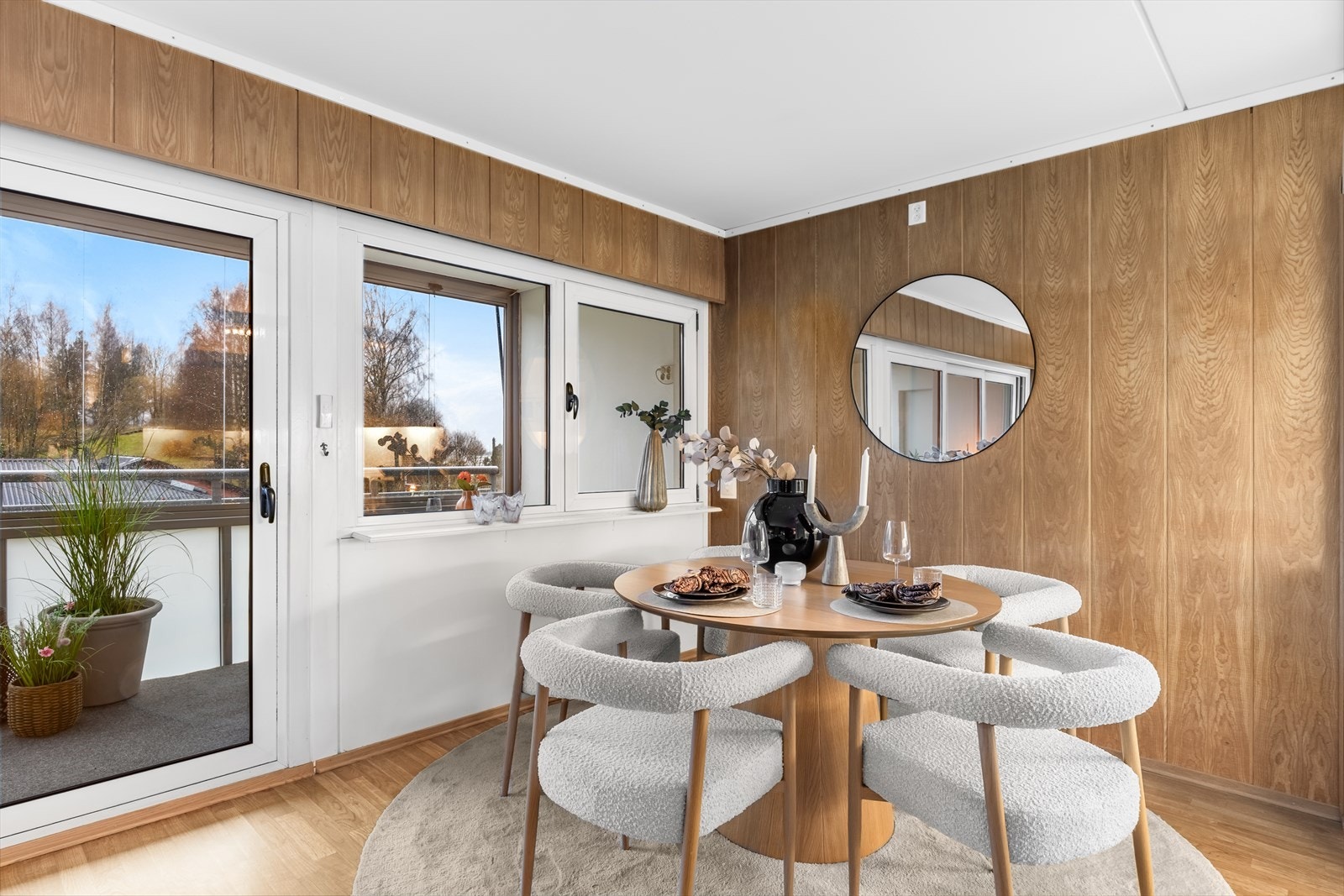 Spisegruppen får sin naturlige plass ved balkongdøren og de store vindusflatene med utsikt mot omgivelsene. Galleribilde