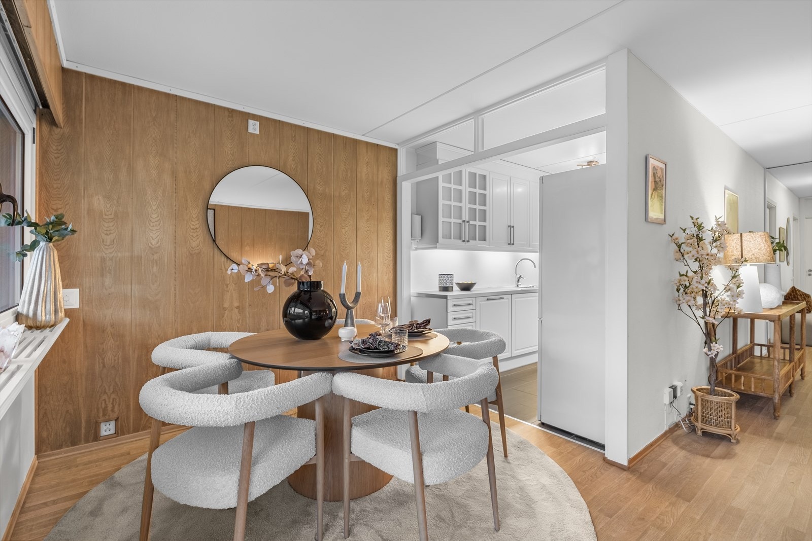 Kjøkkenet er halvåpent mot spiseplassen, noe som gir en sosial sone. Galleribilde