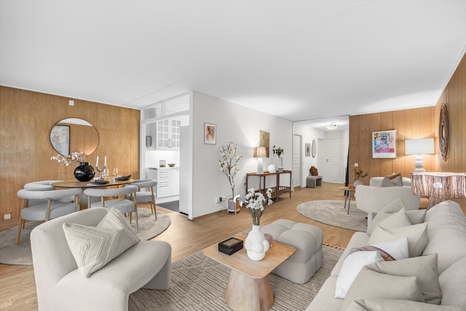 Åpen planløsning mellom stue og spiseplass skaper en sammenhengende opplevelse. Galleribilde