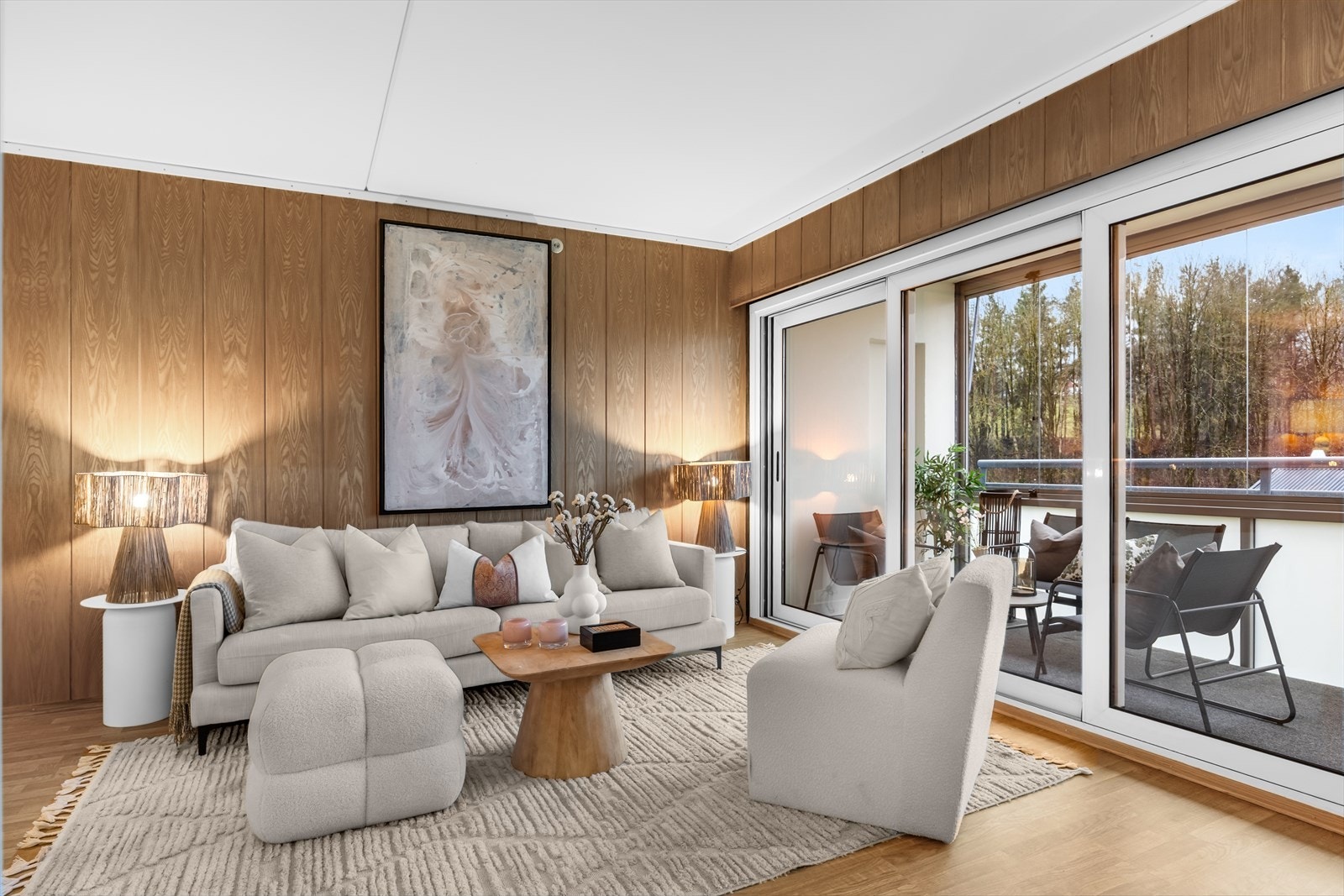 De store vindusflatene sørger for rikelig med naturlig lys og en luftig romfølelse. Galleribilde