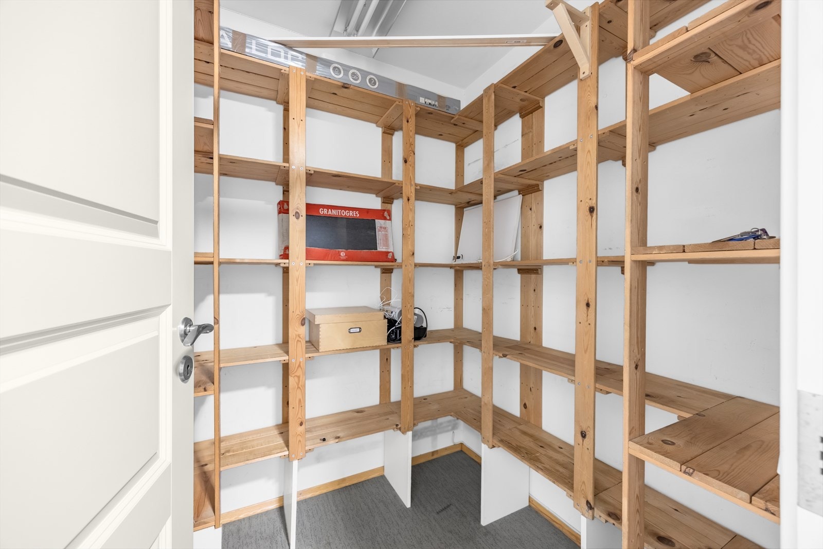 Praktisk innvendig bod med solide hyller gir gode oppbevaringsmuligheter. Galleribilde