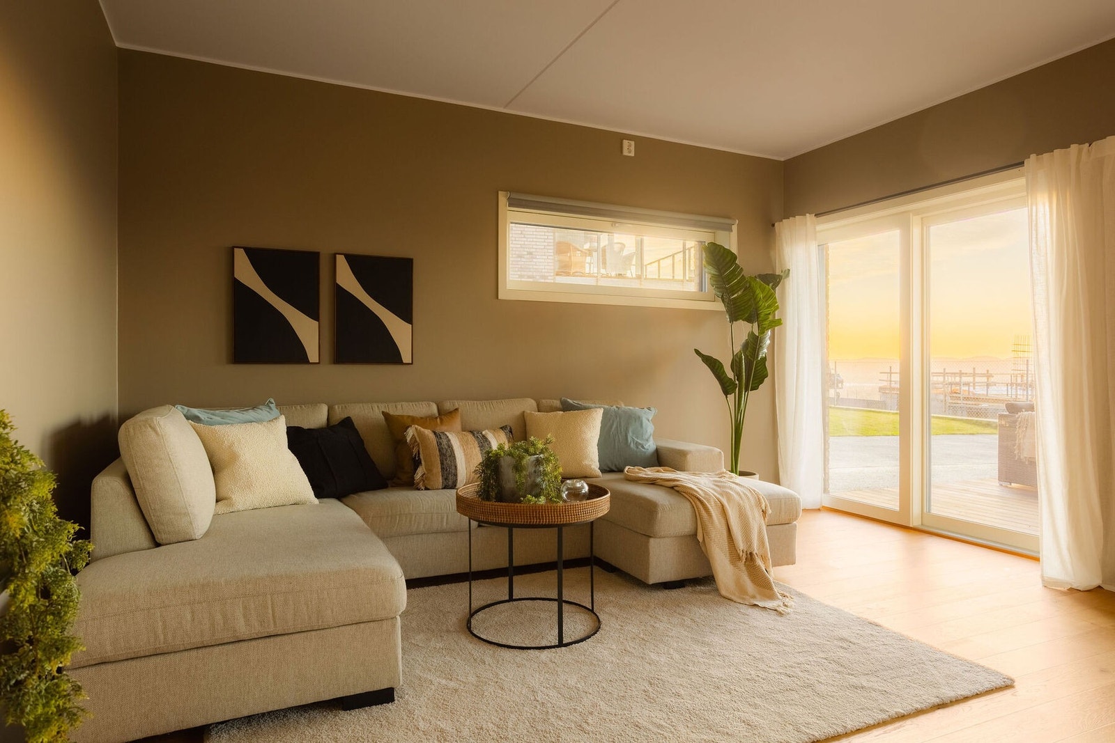 Her er det rikelig med plass til sofagruppe, salongbord og sjenk. Galleribilde