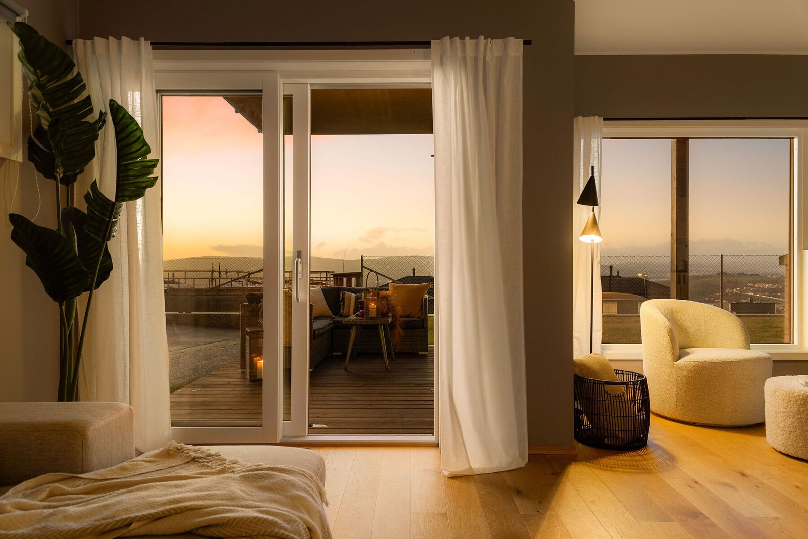 Herfra er det utgang til en fantastisk terrasse. Vi går ut! Galleribilde