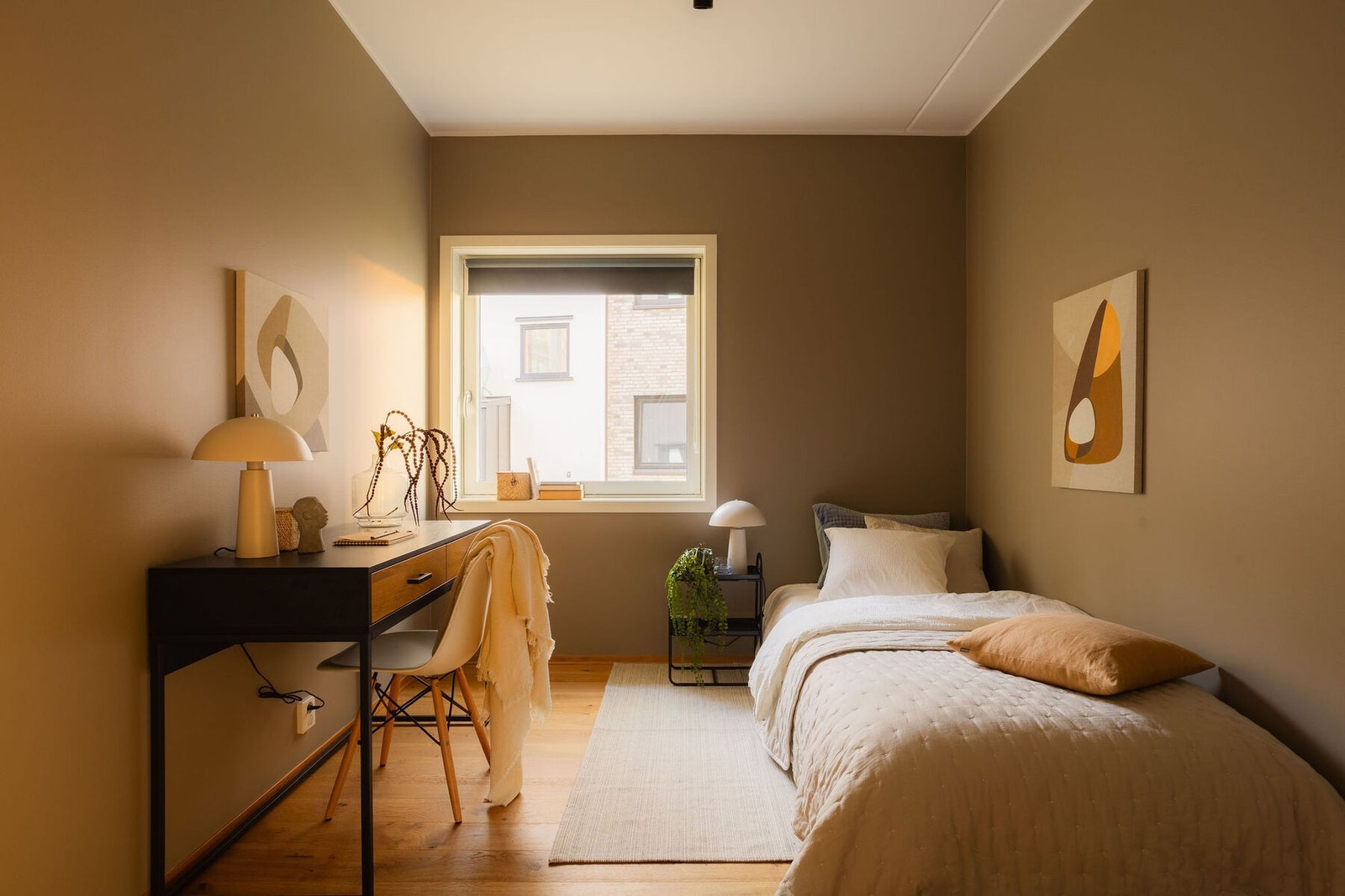 Soverom 2: Dette rommet passer ypperlig som et barnerom, gjesterom eller hjemmekontor. Alt etter behov. Galleribilde