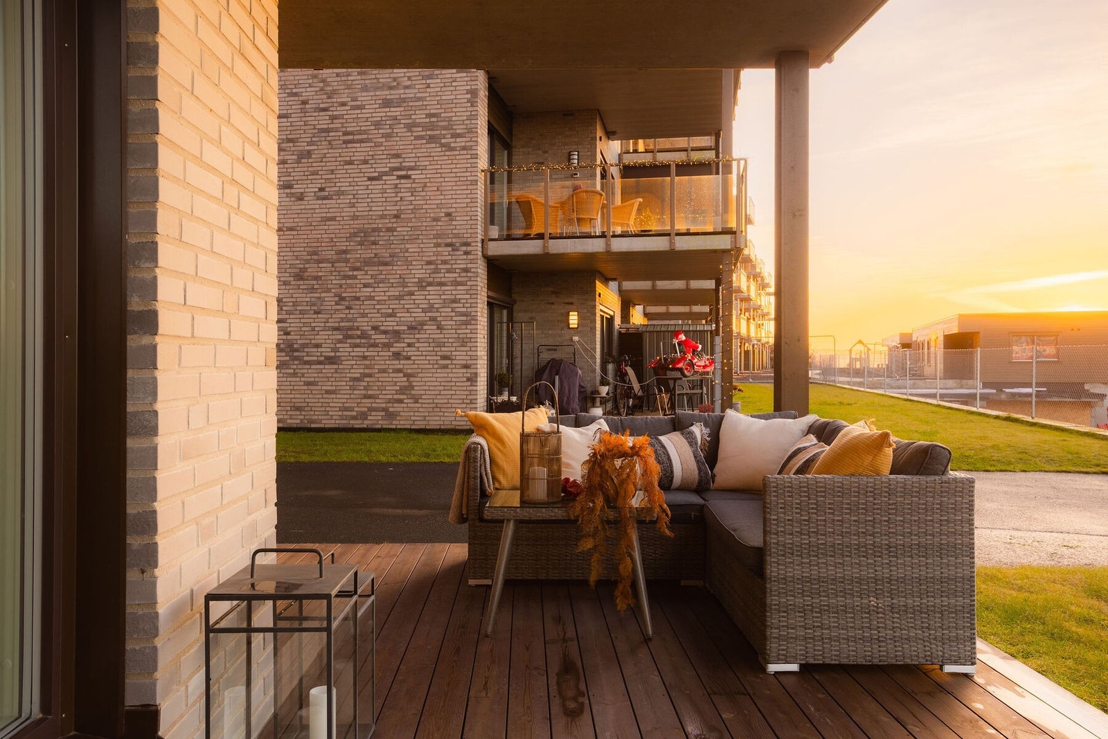 Her ute er det fin plass til sittegrupper. Terrassen er vestvendt, så gode solforhold er det også! Galleribilde