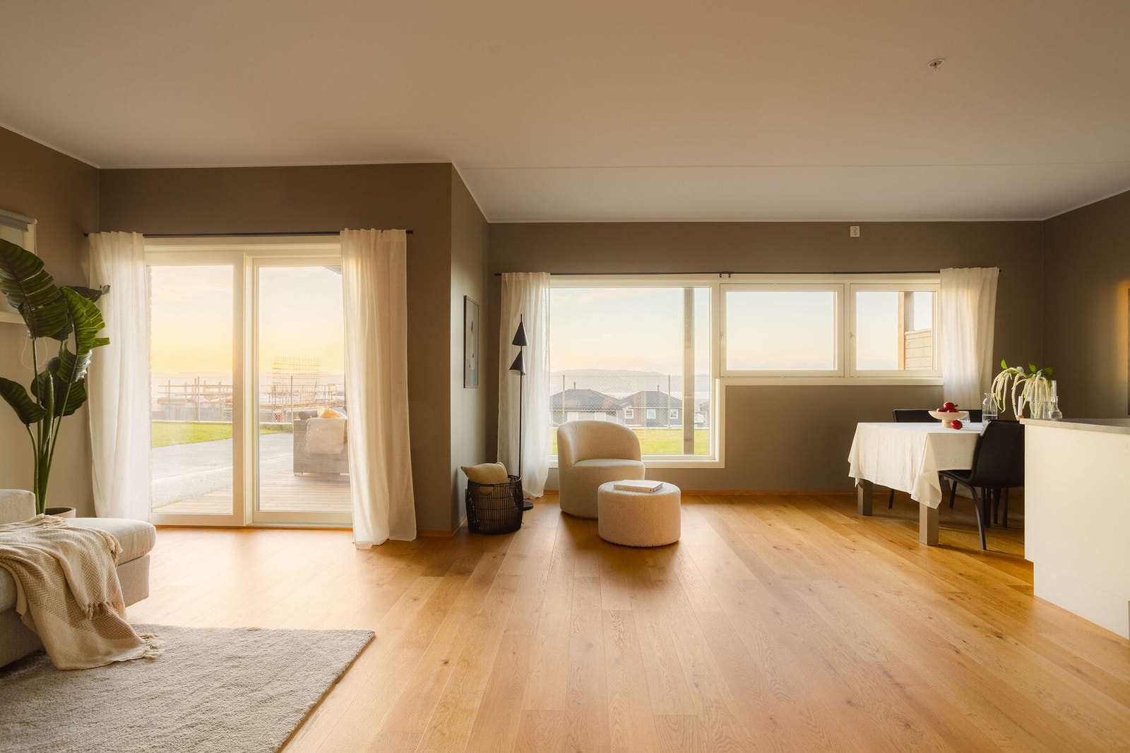 Stuen er det store oppholdsrommet, og er et naturlig sted å fortsette. Galleribilde