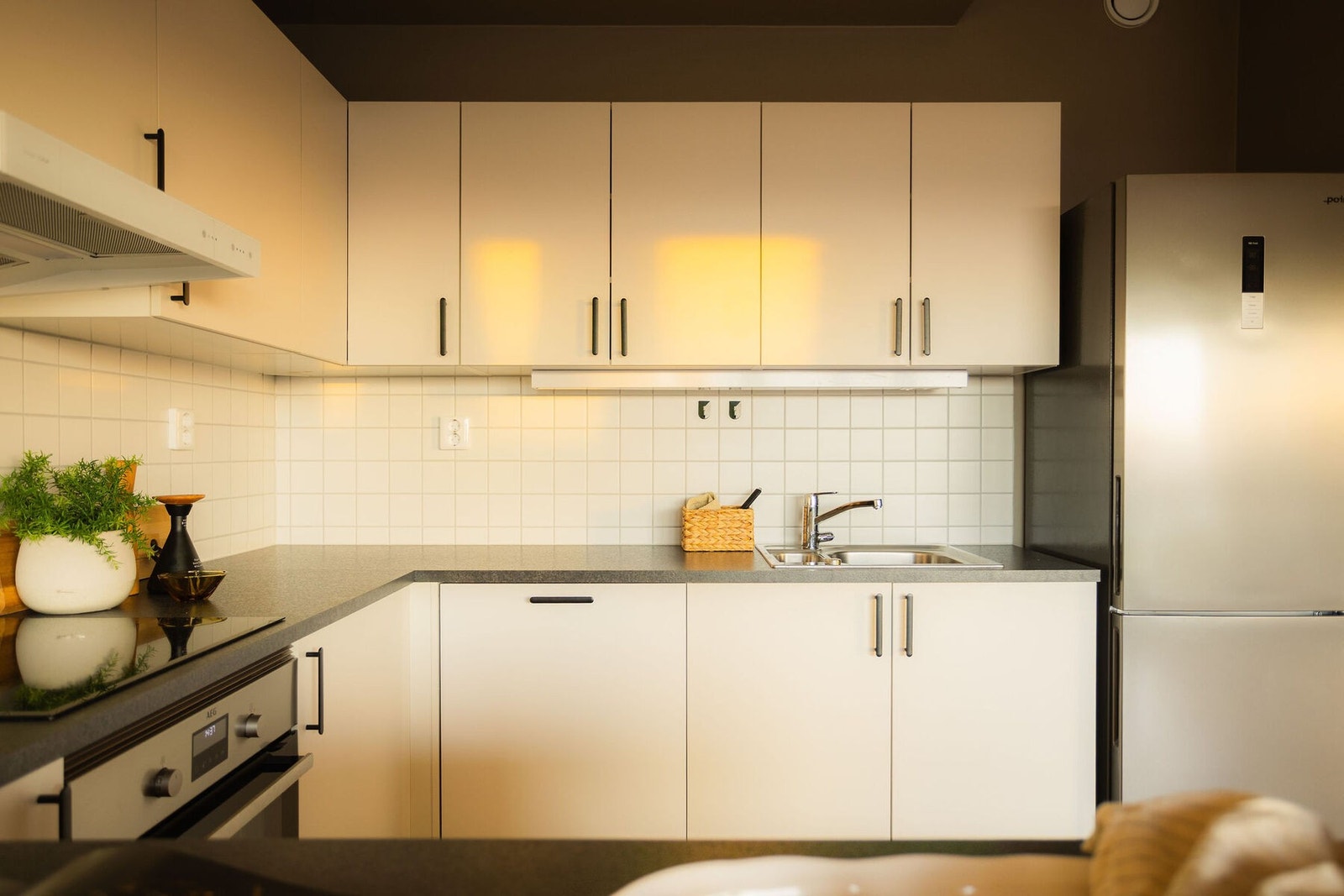 Kjøkkenet byr på mengder med oppbevaringsplass i både under- og overskap, samt en god benkeflate. Galleribilde