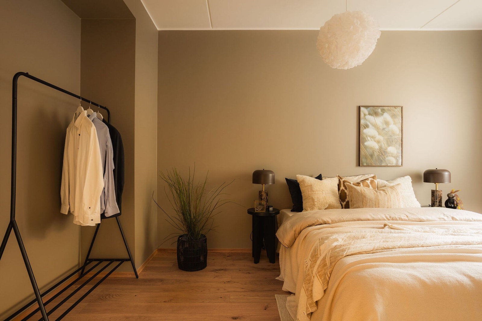 Her er det god plass til en større dobbeltseng med tilhørende nattbord på begge sider, kommode, skap og annet møblement en måtte øsnke. Galleribilde