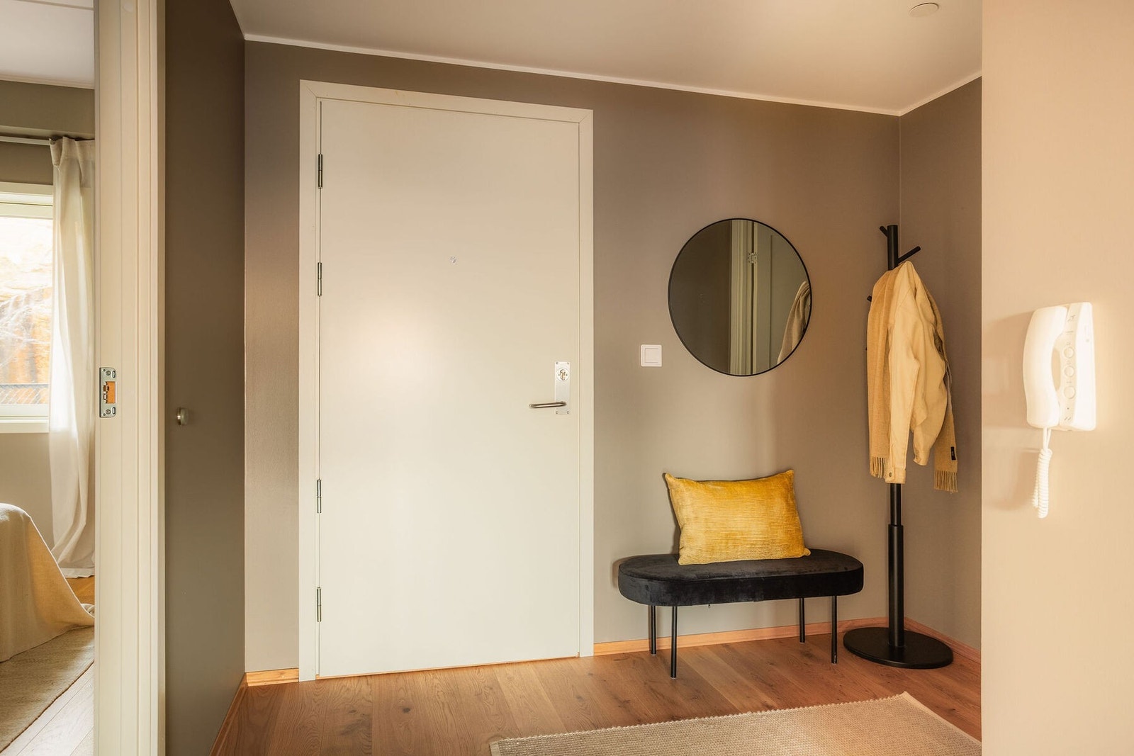 Velkommen inn! Innbydende entre som ønsker deg velkommen. Galleribilde