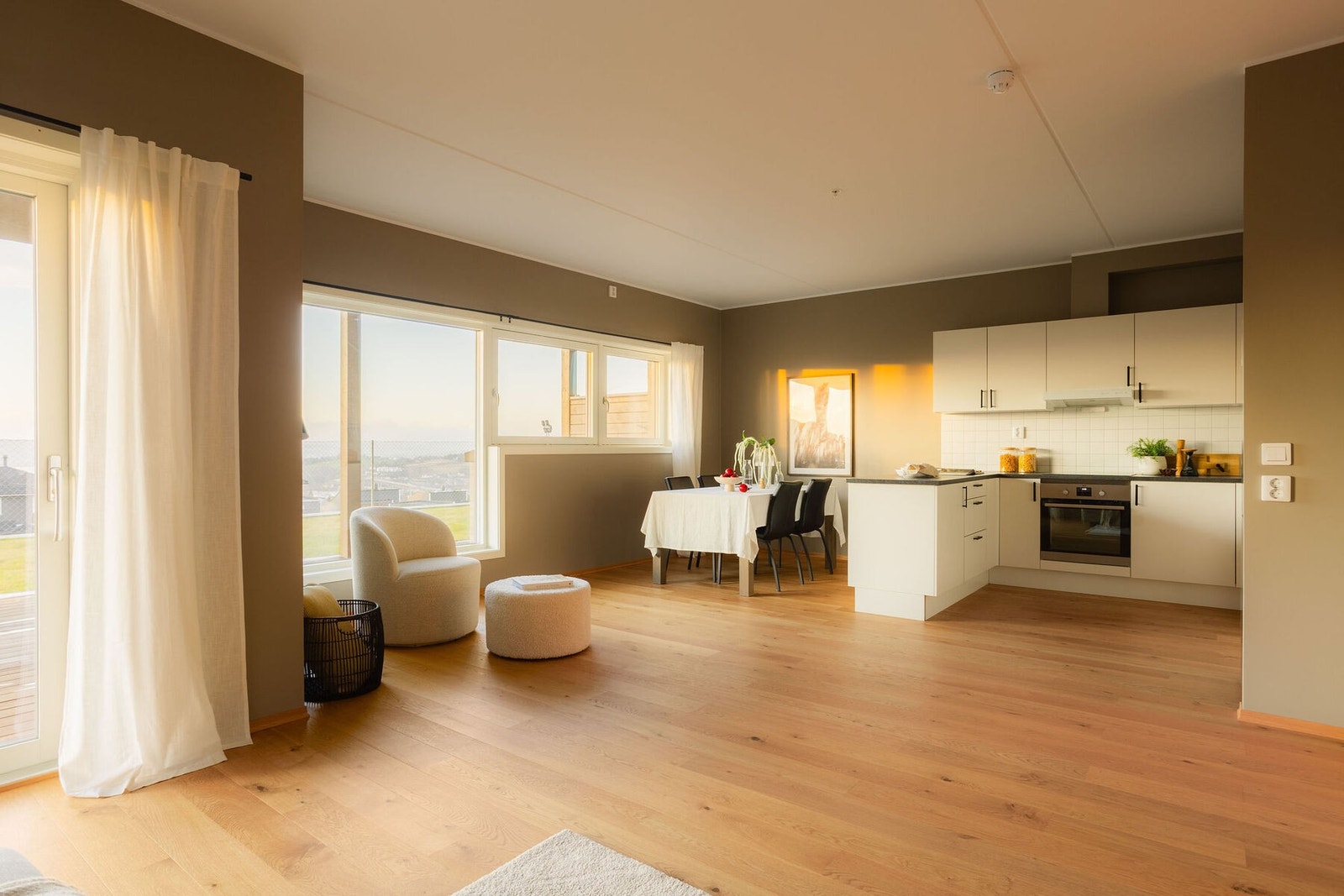 Vi er tilbake i stuen. Stuen har en behagelig og tidsriktig fargepalett. Galleribilde