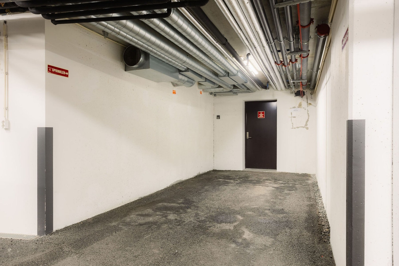 Det medfølger garasjeplass med elbillader. Galleribilde