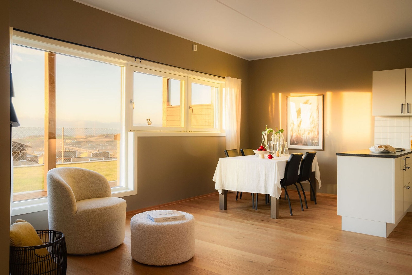 Den interne beliggenheten på hjørnet gir masse lysinnslipp og lite innsyn. Galleribilde