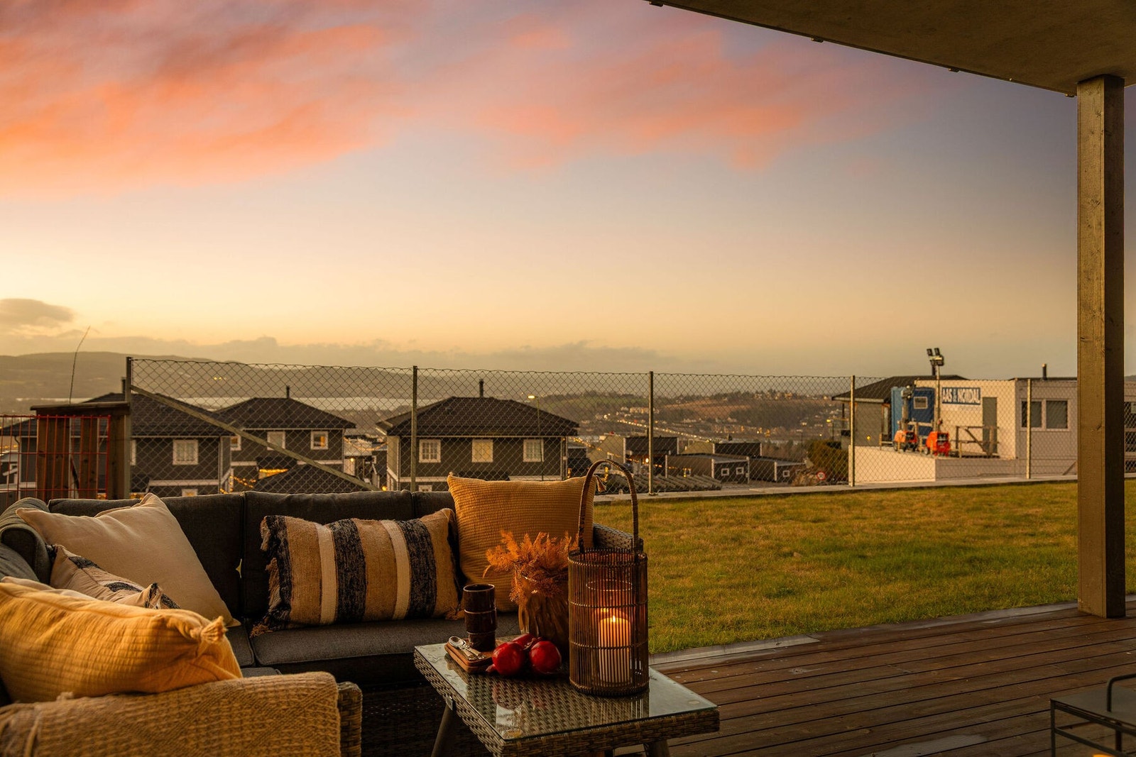 Leiligheten har flere gode kvaliteter for å nevne noen: God intern beliggenhet på hjørne, solrik terrasse på 23 kvm vendt mot vest, høy standard, garasjeplass og en herlig planløsning. Galleribilde