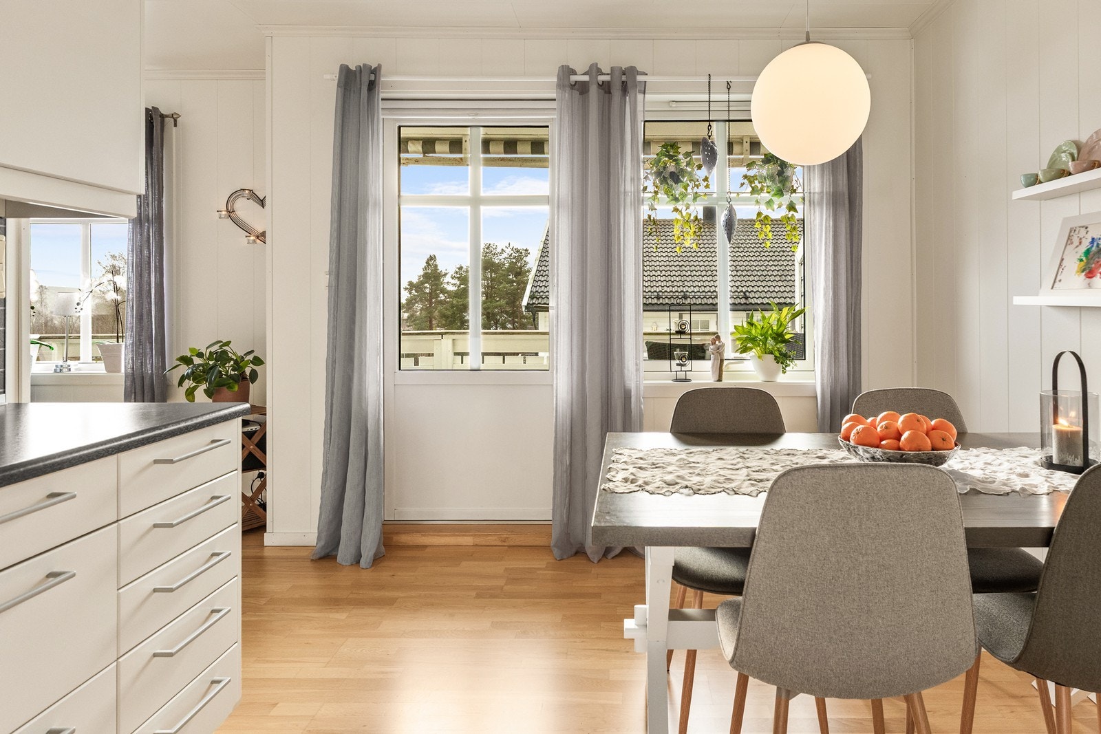 Fra kjøkken mot balkong Galleribilde