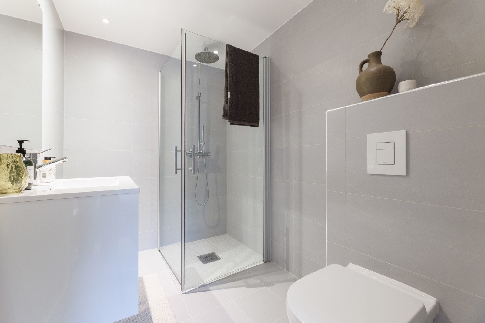 Bad hovedsoverom - flott flislagt bad med varmekabler og downlights Galleribilde