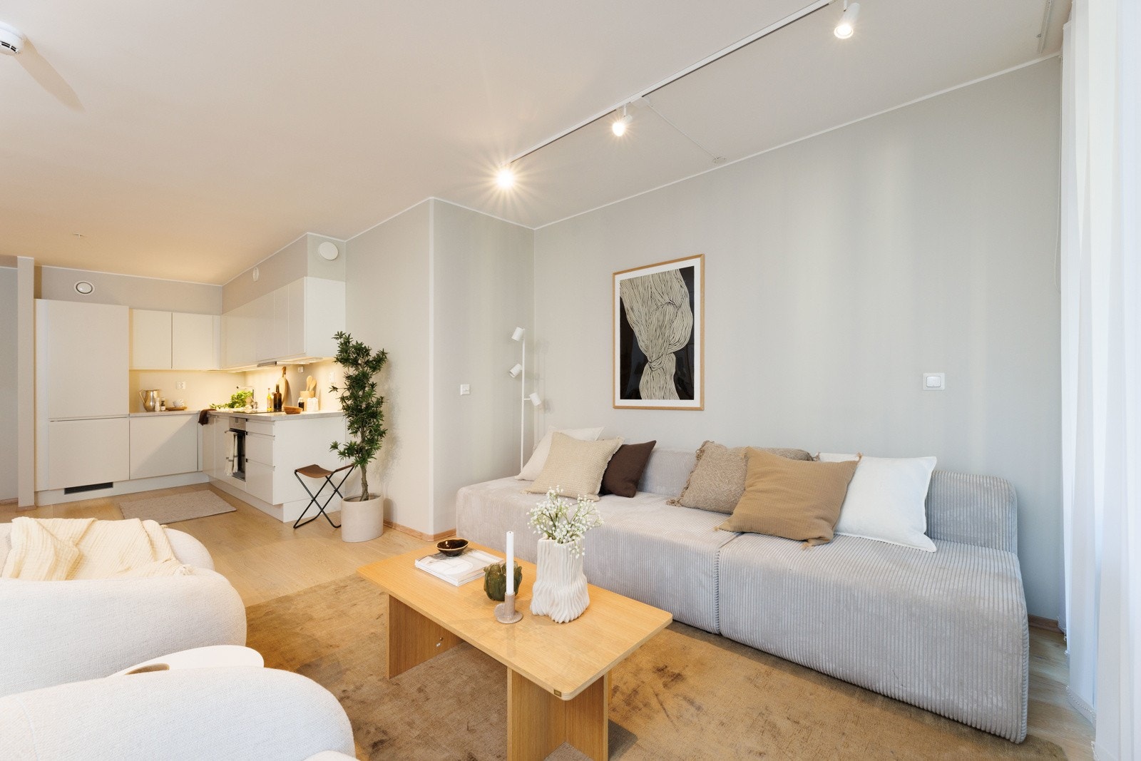 God plass til sofagruppe med tilhørende møblement Galleribilde