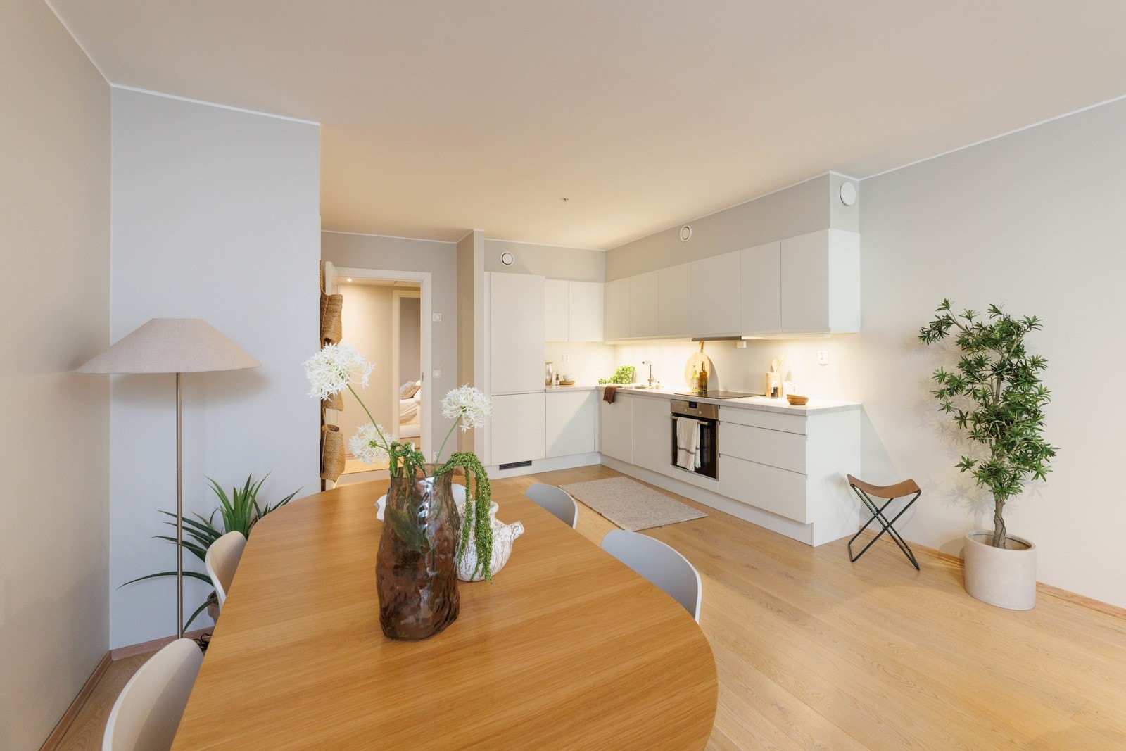 Lys og tiltalende stue med åpen kjøkkenløsning Galleribilde