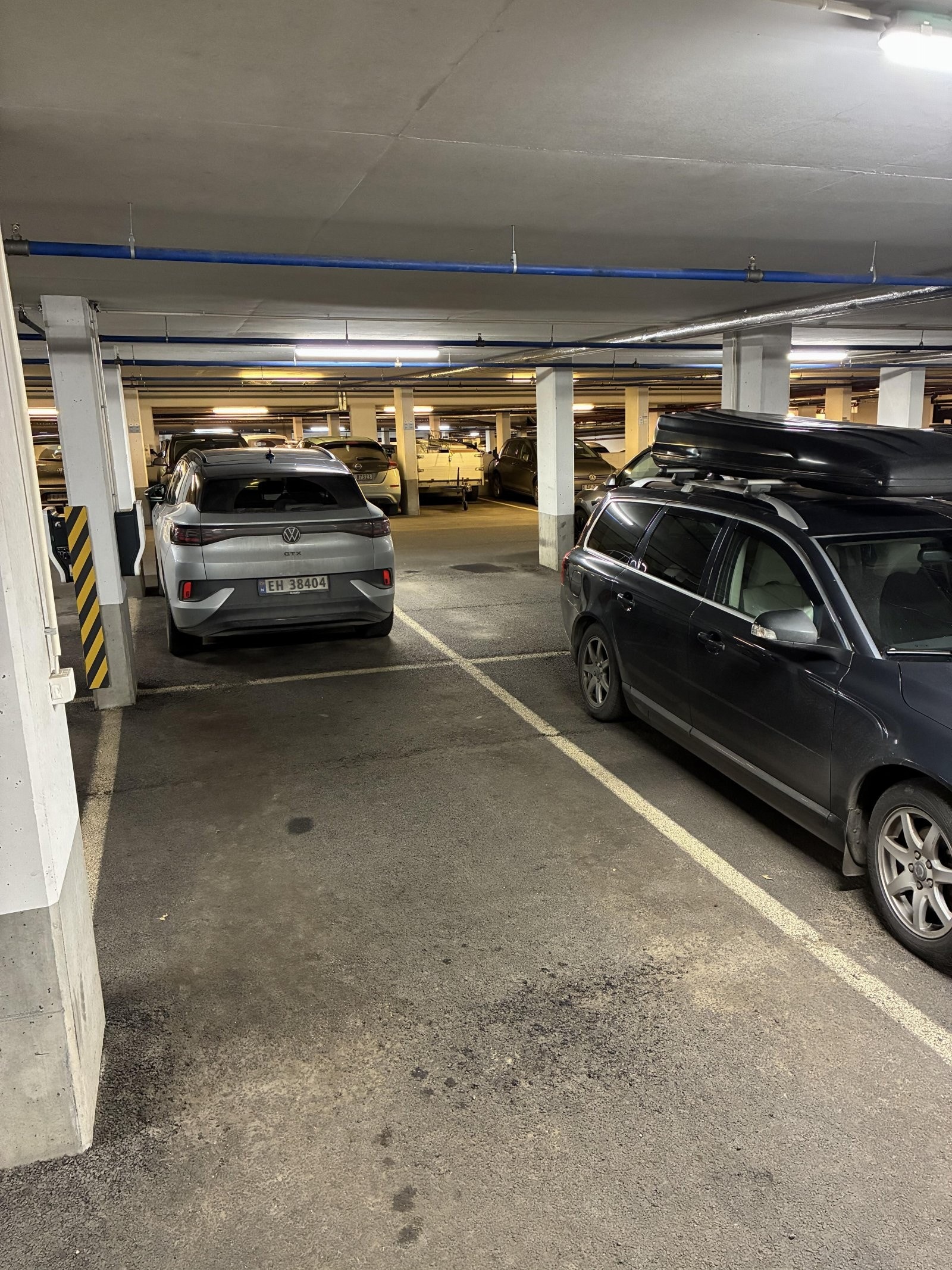 Det følger med 1 garasjeplass i felles garasjeanlegg. I tillegg er det innendørs gjesteparkering Galleribilde