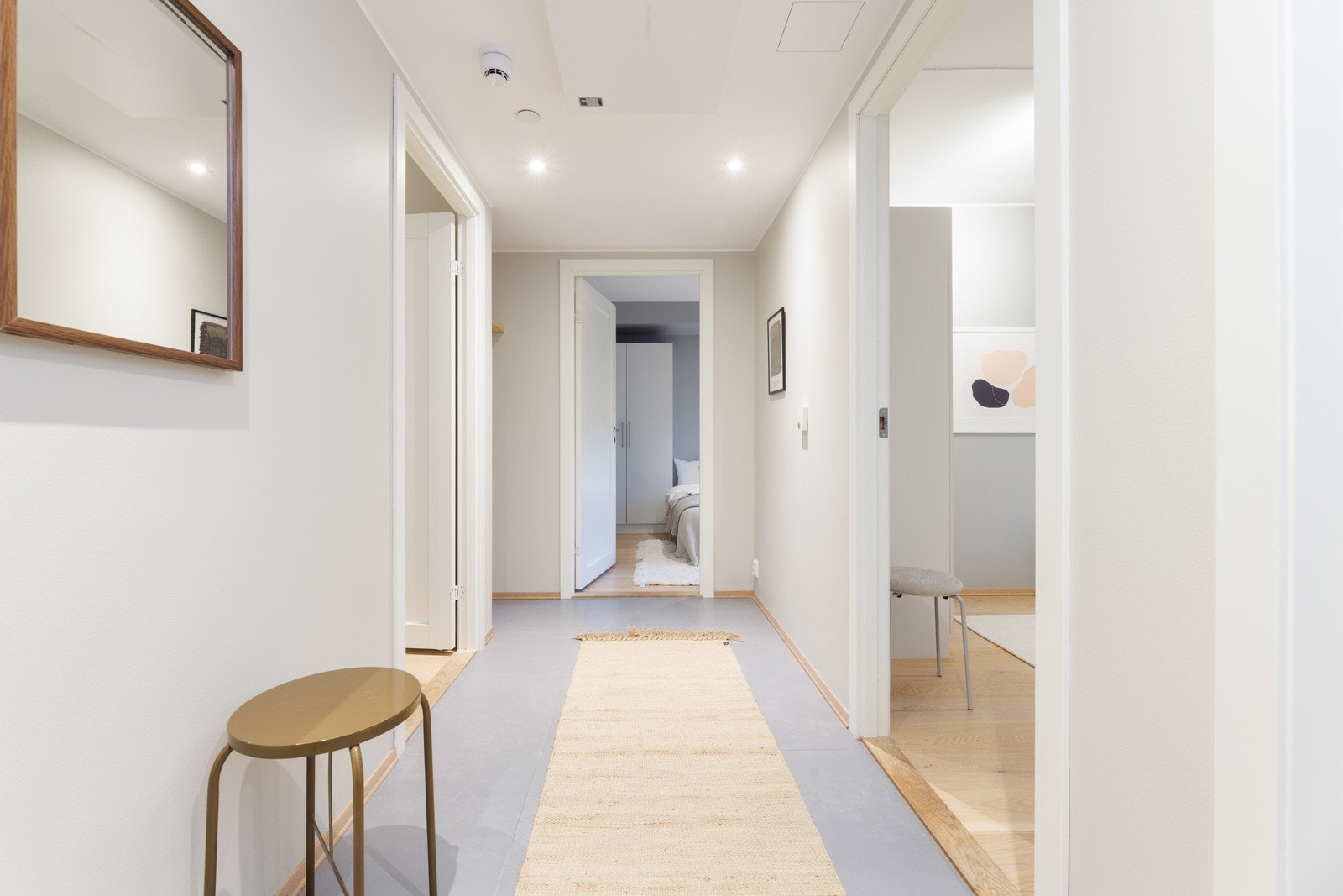 Flislagt entré og gang - downlights i himling Galleribilde