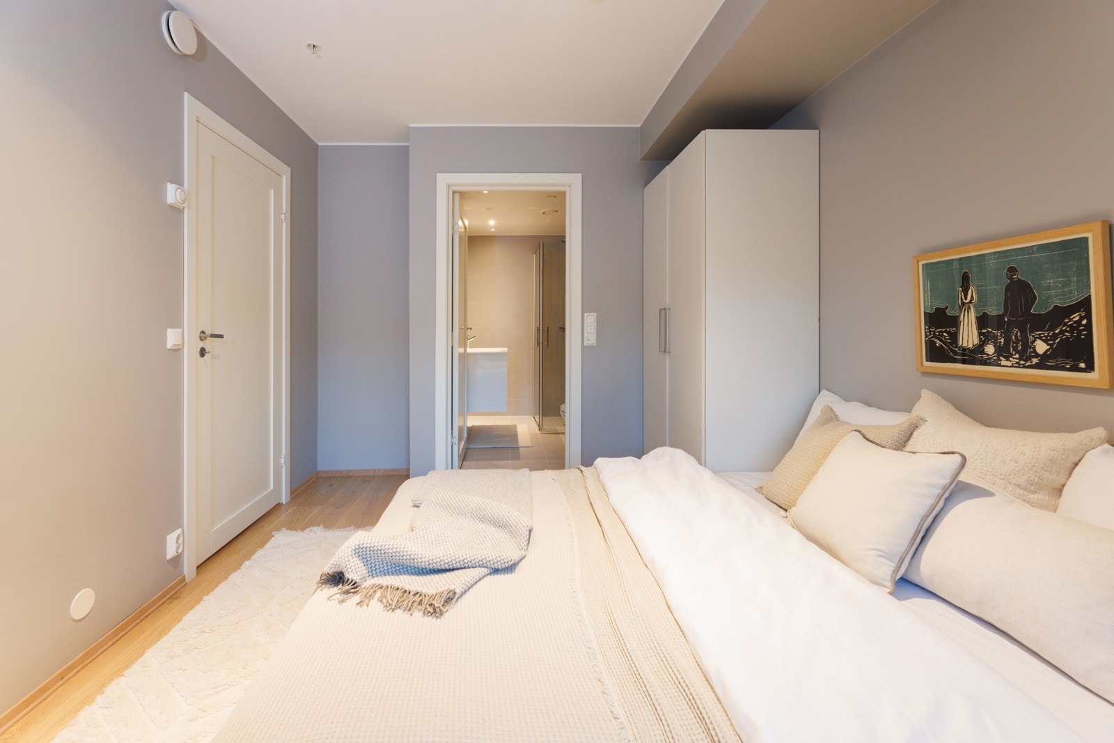 Hovedsoverom med garderobeskap og tilgang til eget bad Galleribilde