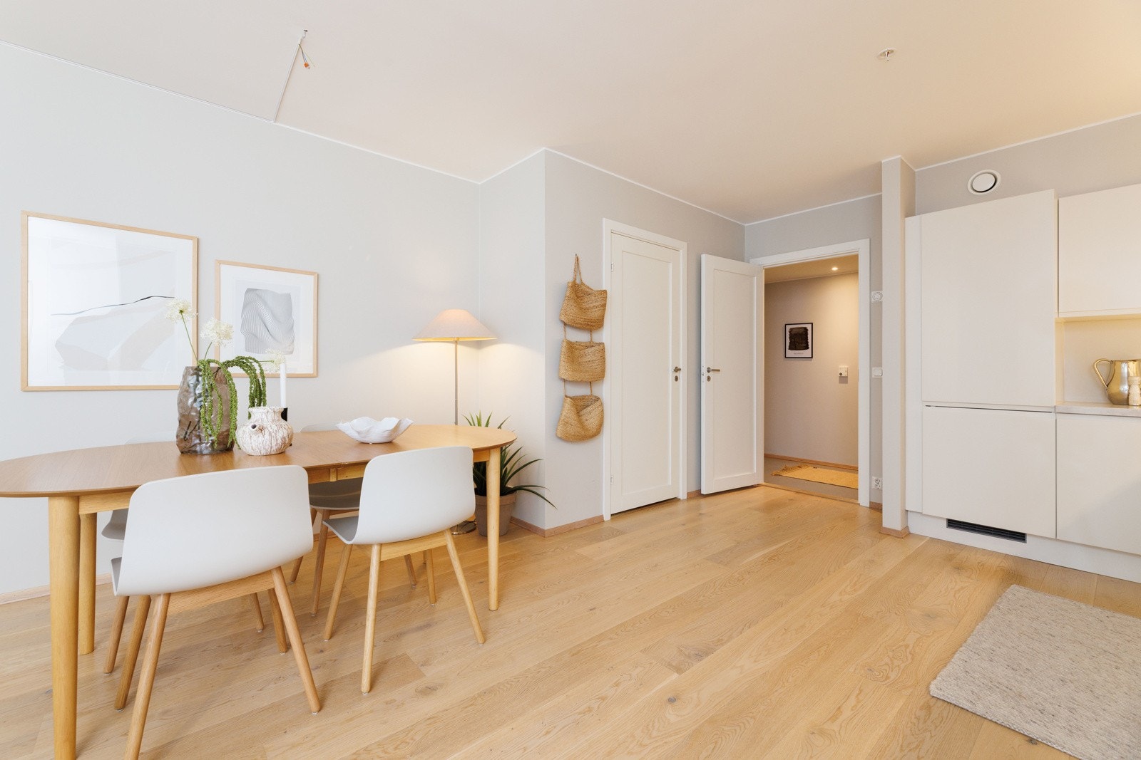 God plass til spisebord i tilknytning til kjøkkenet Galleribilde