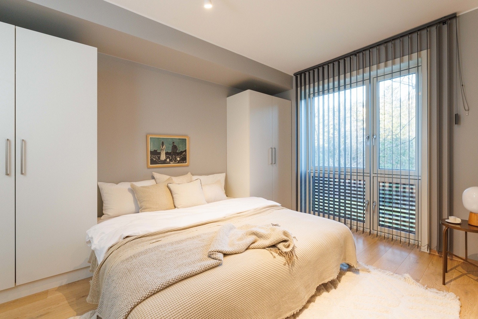 Hovedsoverom med garderobeskap og tilgang til eget bad Galleribilde