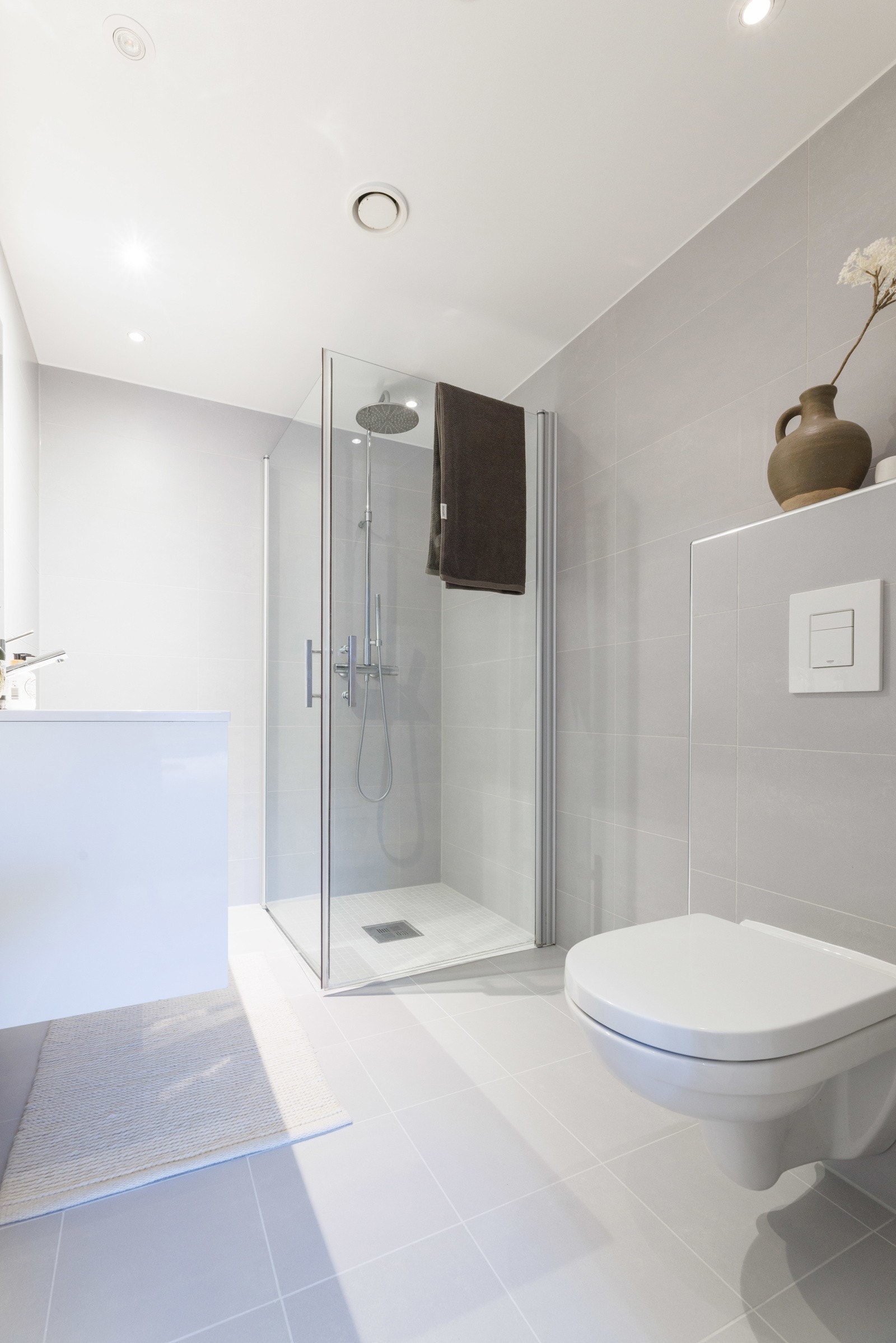 Veggmontert dusj med innfellbare dusjvegger - vegghengt klosett og baderomsinnredning Galleribilde