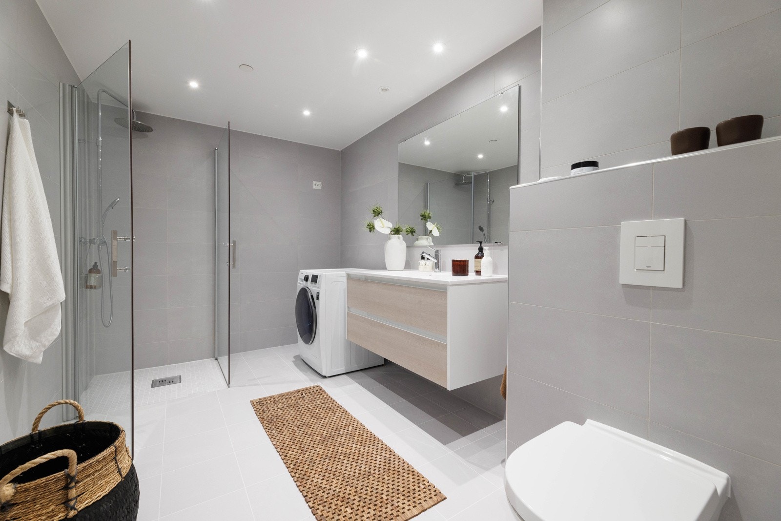 Bad 2 - veggmontert dusj med innfellbare dusjvegger - vegghengt klosett samt romslig baderomsinnredning med skuffer Galleribilde