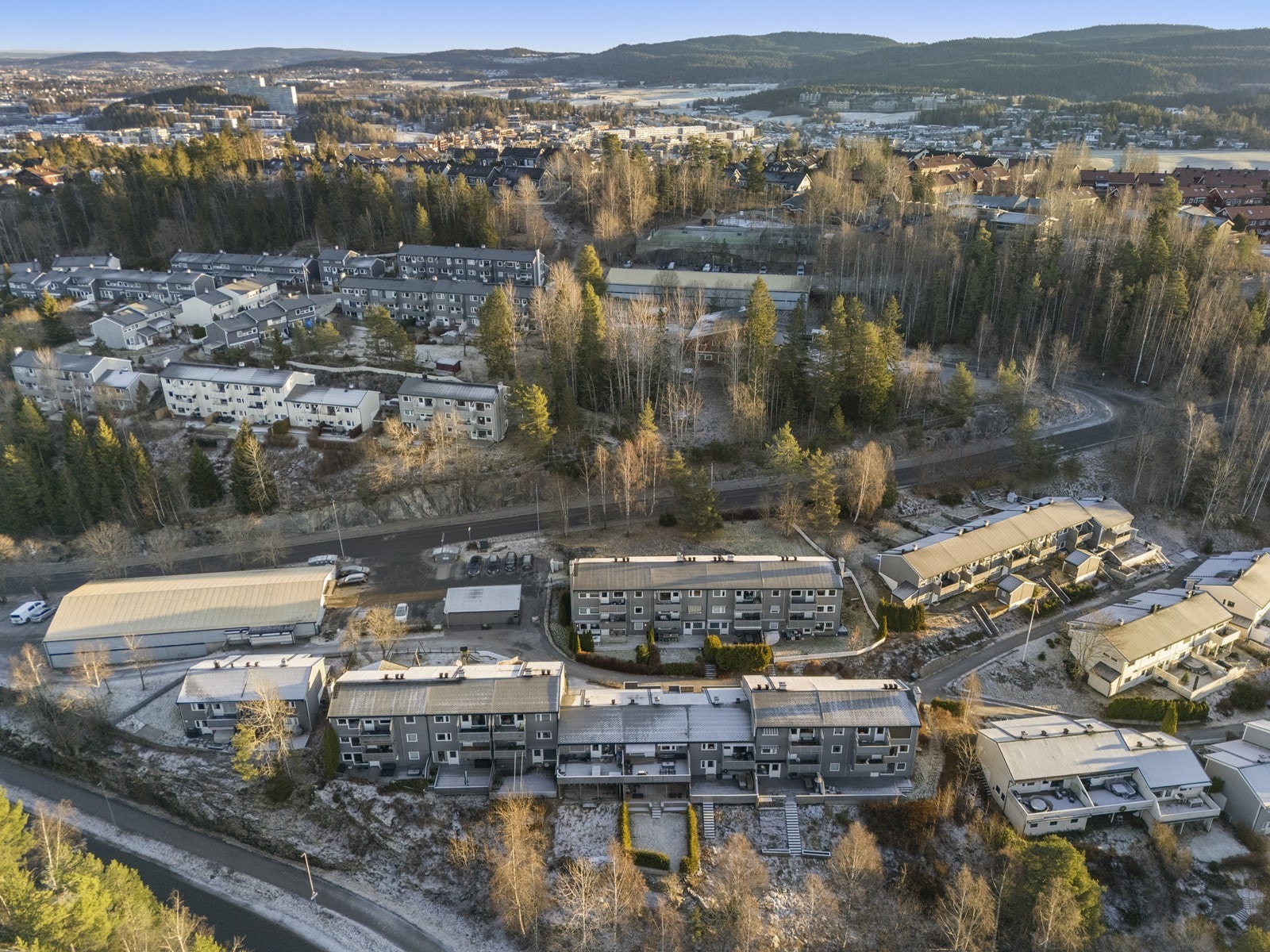 Området er trygt, med lite trafikk og støy, og byr på flotte turmuligheter rett utenfor døren. Galleribilde
