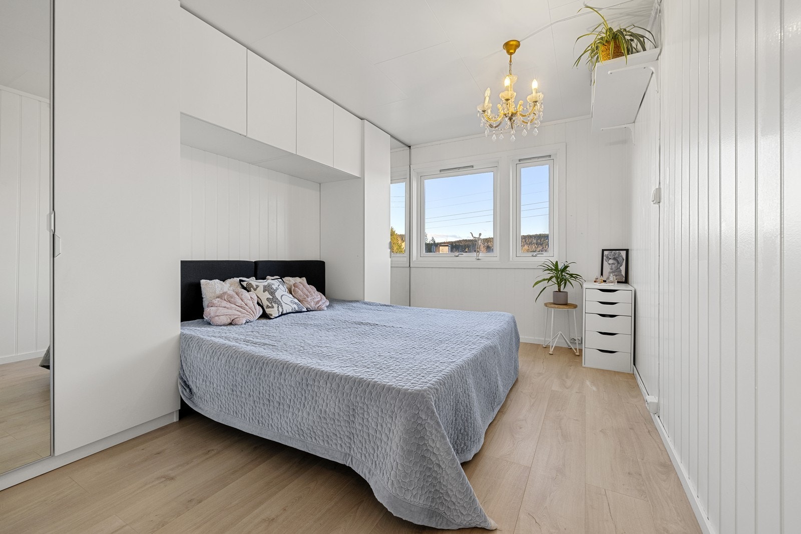 Soverommet har, i likhet med stuen, nytt laminatgulv og malte vegger fra 2025. Galleribilde