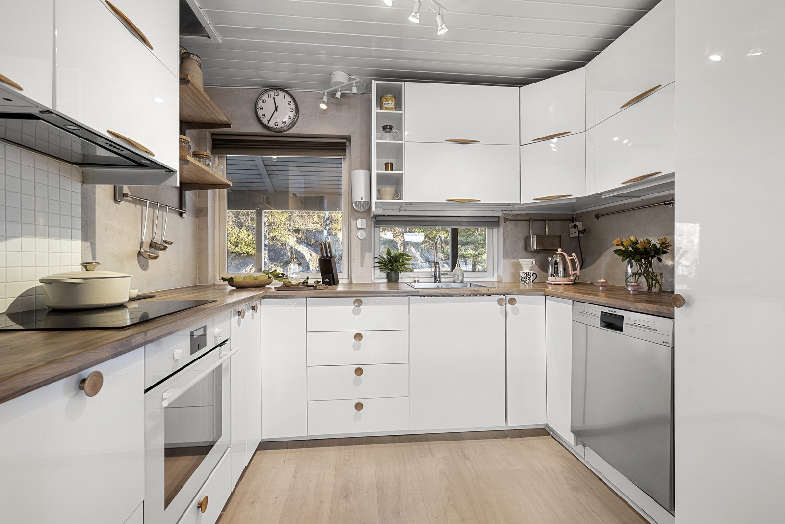 Av utstyr finnes integrert platetopp, stekeovn og oppvaskmaskin, samt en frittstående kjøl/frys hvor kjøleskapet ikke medfølger. Stekeovnen har begrenset funksjonalitet. Galleribilde