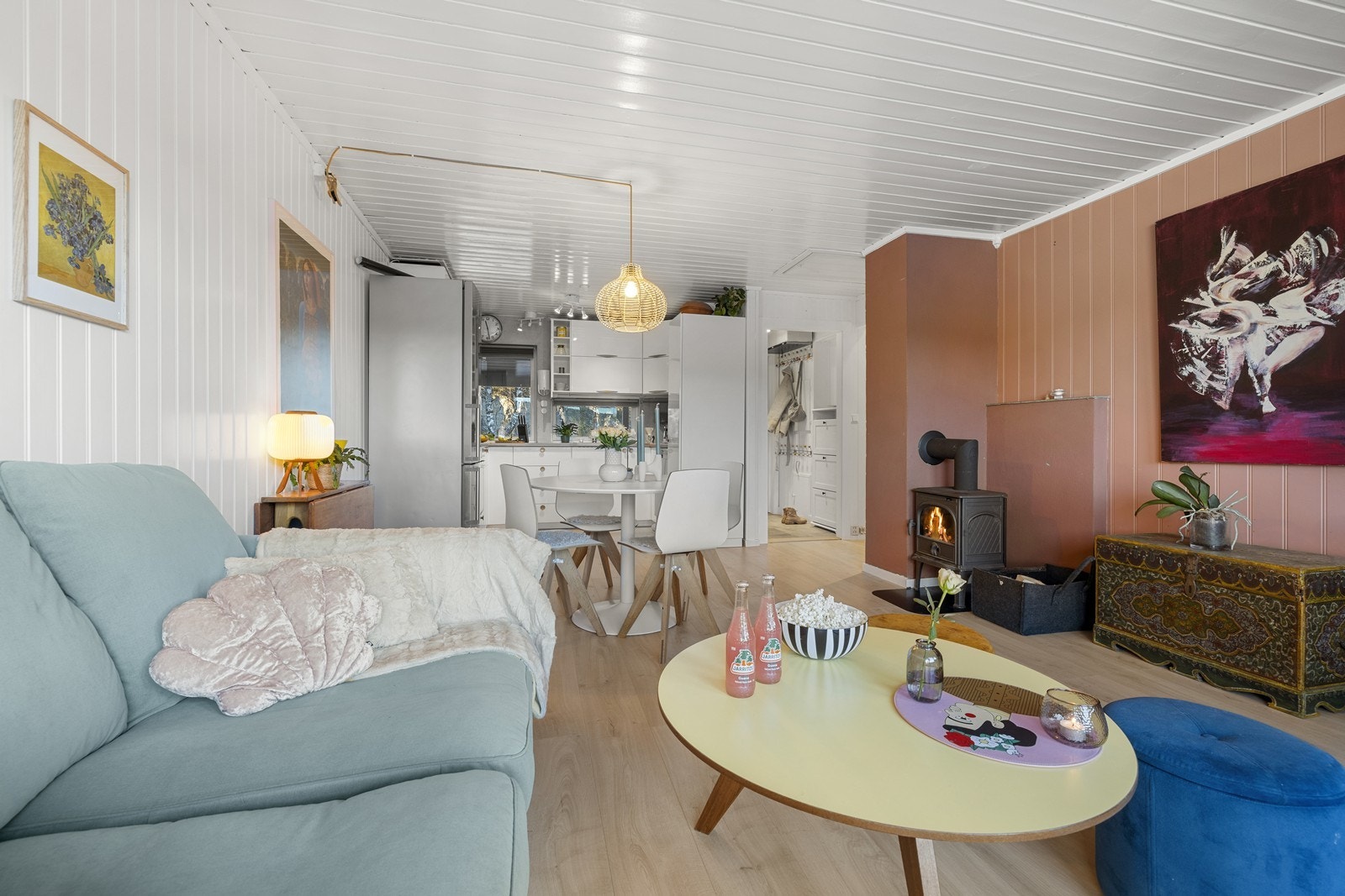 Leilighetens sosiale sone består av en åpen løsning mellom stue og kjøkken, noe som skaper en luftig og romslig atmosfære. Galleribilde