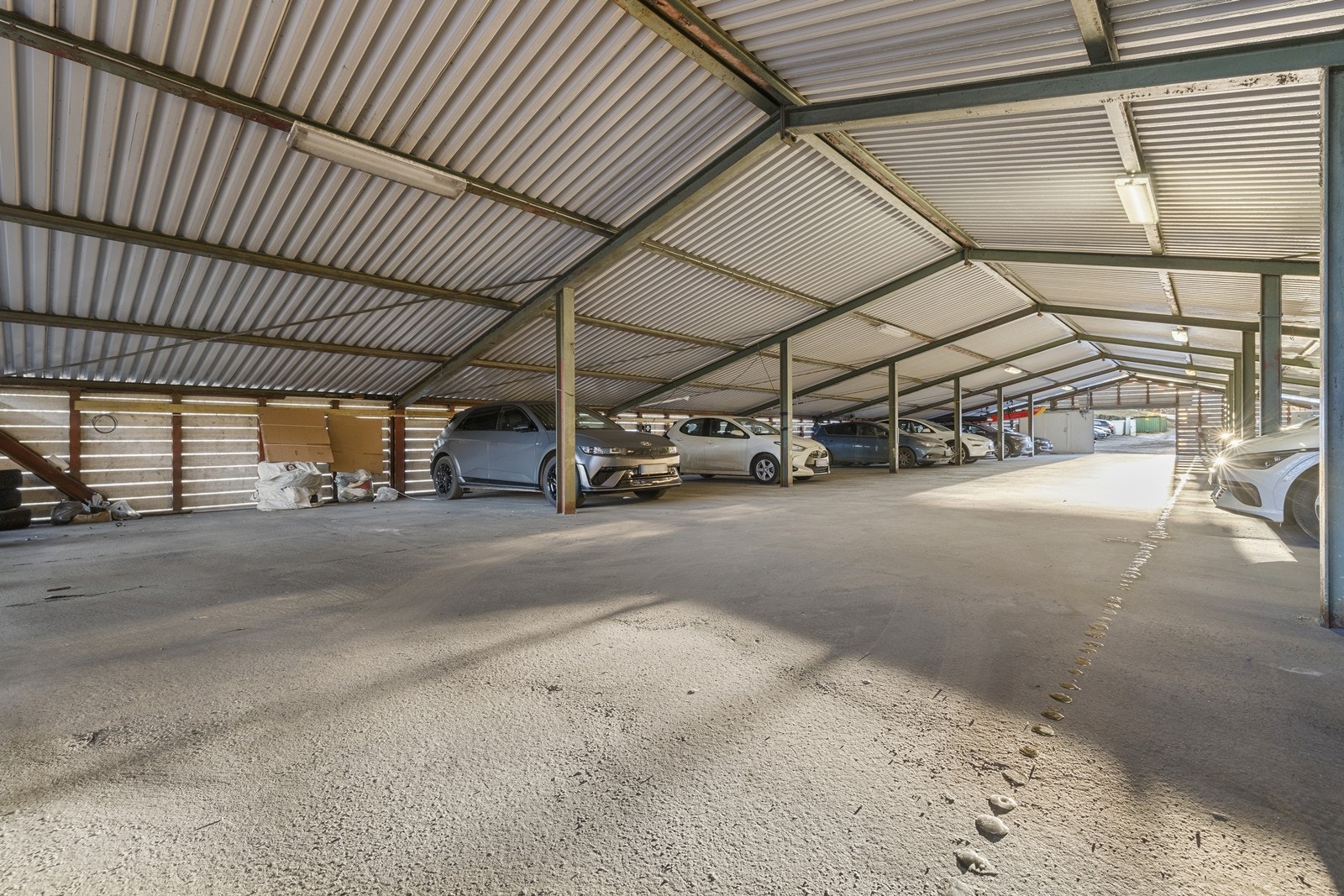 Fast p-plass i felles garasjehus. Galleribilde