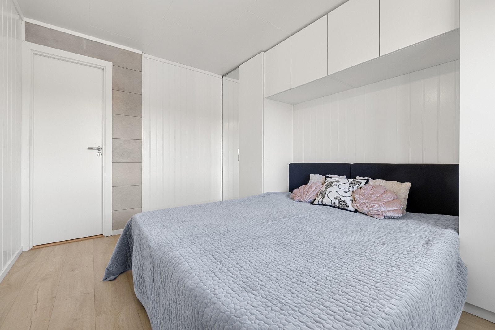 Rommet er gjort større enn opprinnelig ved at en vegg mot boden er flyttet, noe som gir en mer funksjonell og romslig utnyttelse av arealet. Garderobeskap på soverom medfølger handelen. Galleribilde