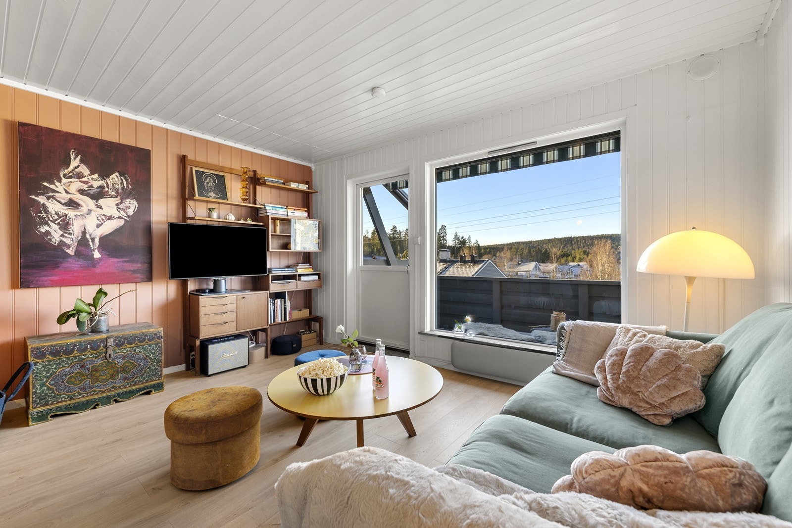 Store vindusflater i leiligheten som tilfører rommet rikelig med lys. Galleribilde