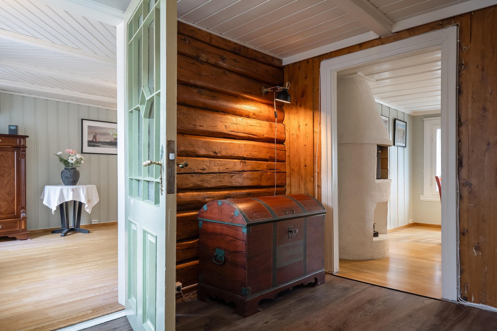 Knytepunkt mellom stue, kjøkken, bad og spisestue. Galleribilde