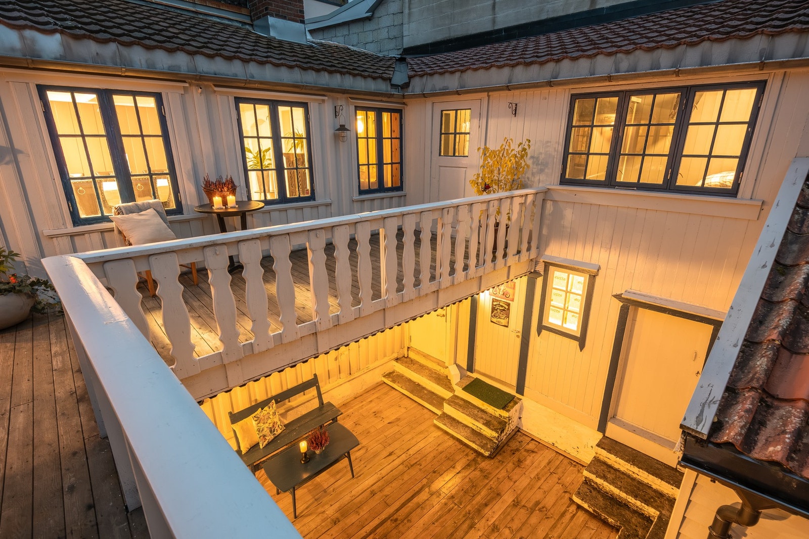 Privat bakgård på ca. 37 kvm og tre boder med god lagringsplass. Galleribilde