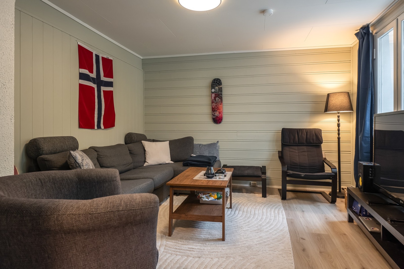 Bi-leiligheten består av gang, kjøkken, stue, bad, soverom og et kontor. Galleribilde