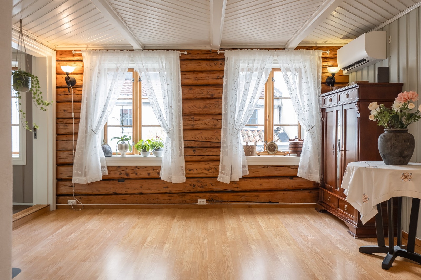 Historiske detaljer er gjennomgående for boligen med blant annet tømmervegger og fiskebeintak som er godt vedlikeholdt. Galleribilde