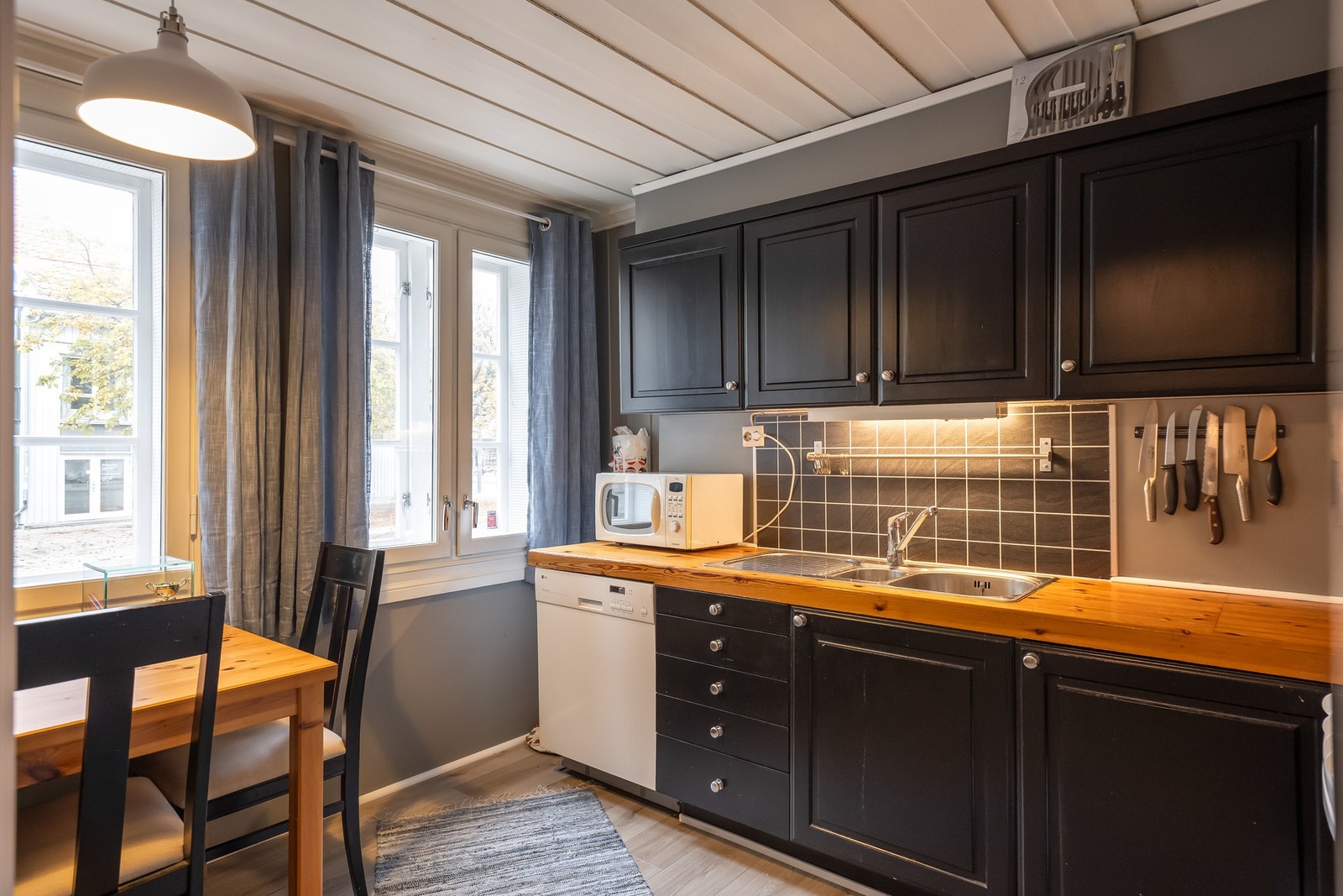 Bi-leiligheten er på ca. 48 kvm BRA-i og har egen inngang direkte fra gaten. Galleribilde