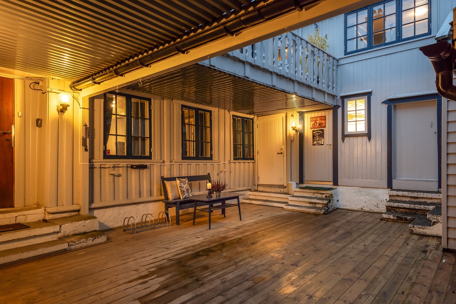 Privat bakgård på ca. 37 kvm med god lagringsplass i tre boder. Galleribilde