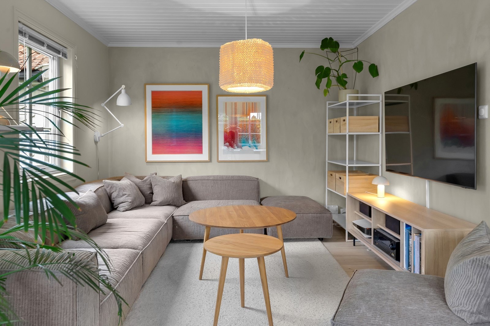 Lys og fin stue | Denne delen av stuen er opprinnelig et godkjent soverom, hvor veggen nå er fjernet for å få større stue. Dette kan enkelt tilbakeføres ved å sette opp lettvegg med dør. Det er derfor heller ikke varme i gulvet i denne delen av stuen. Galleribilde