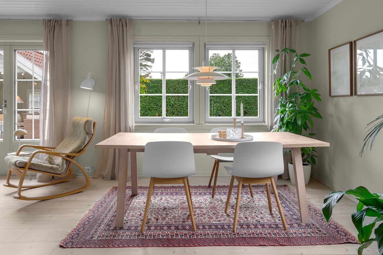 Lys og fin stue | Romslig plass til både spisestuemøblement og sofagruppe. Galleribilde