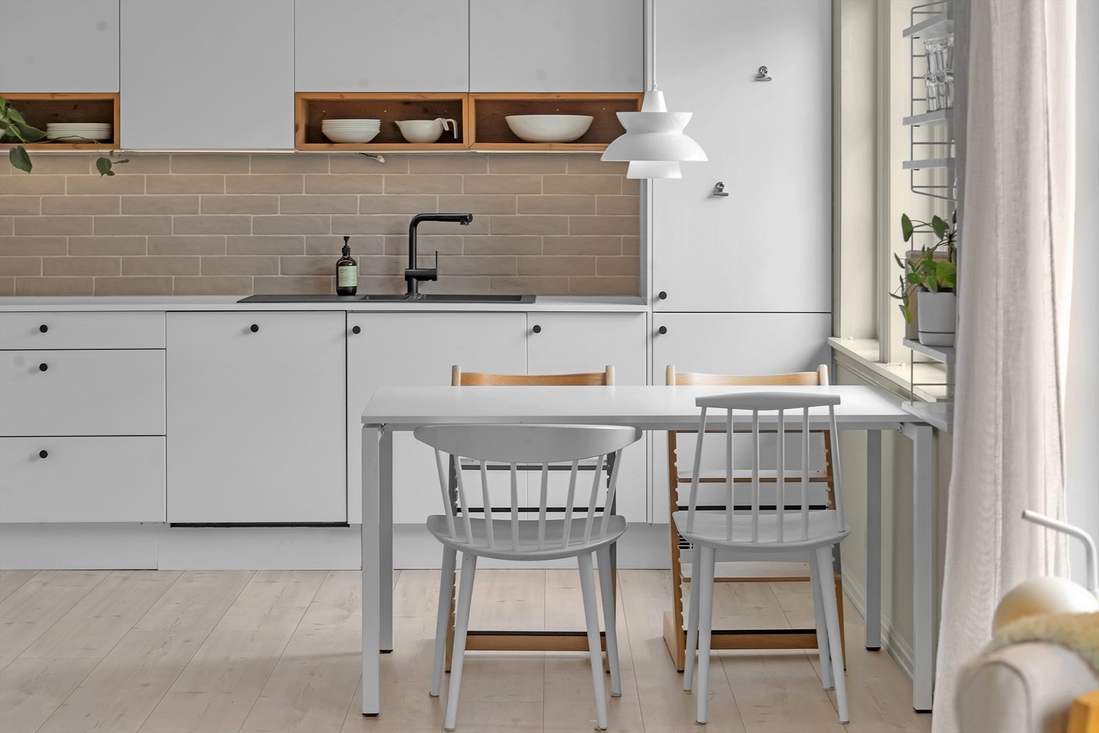 God plass til ekstra spisebord på kjøkkenet. Galleribilde