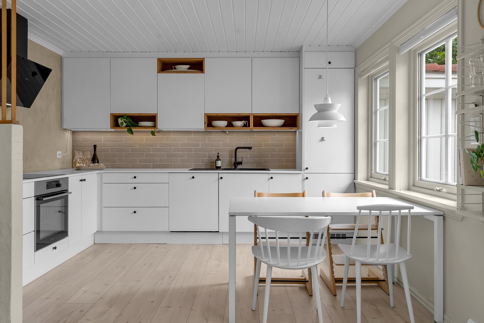 Lekkert kjøkken med innredning fra Sørlandskjøkken | Nytt i 2019 | Integrerte hvitevarer som medfølger i handelen. Galleribilde