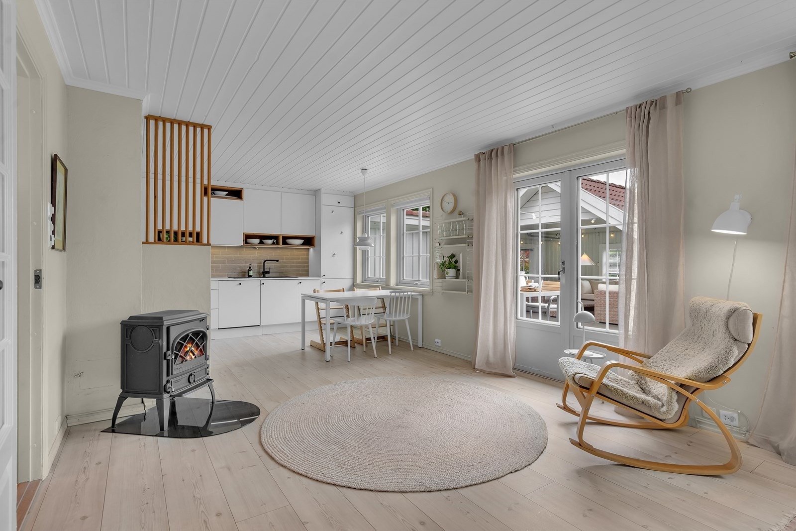 Lys og fin stue | Koselig peis-ovn | Åpen kjøkkenløsning. Galleribilde